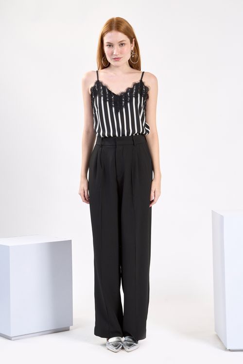 Blusa estilo renda decote