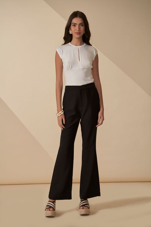 Calça escape semi flare bolsos