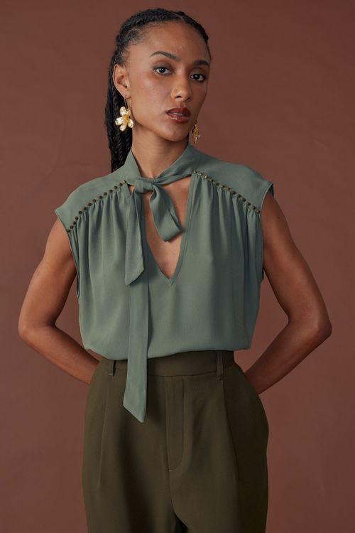 Blusa sense gola faixa bordada