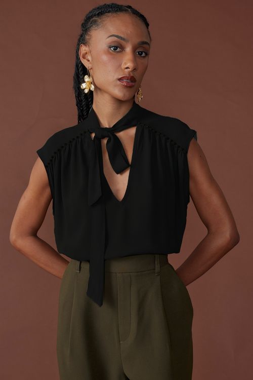 Blusa sense gola faixa bordada