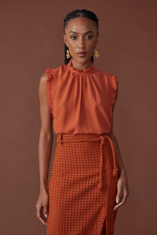 Blusa sense gola e cava babadinhos