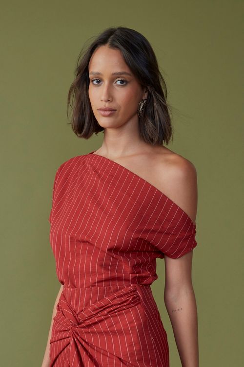 Blusa sense decote assimétrico