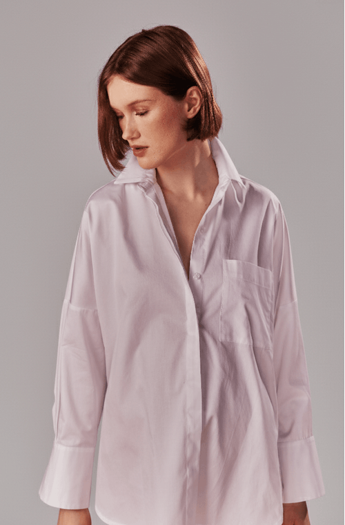 Camisa estilo ombro deslocado