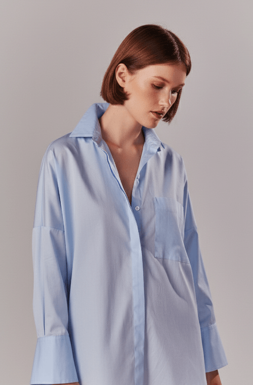Camisa estilo ombro deslocado